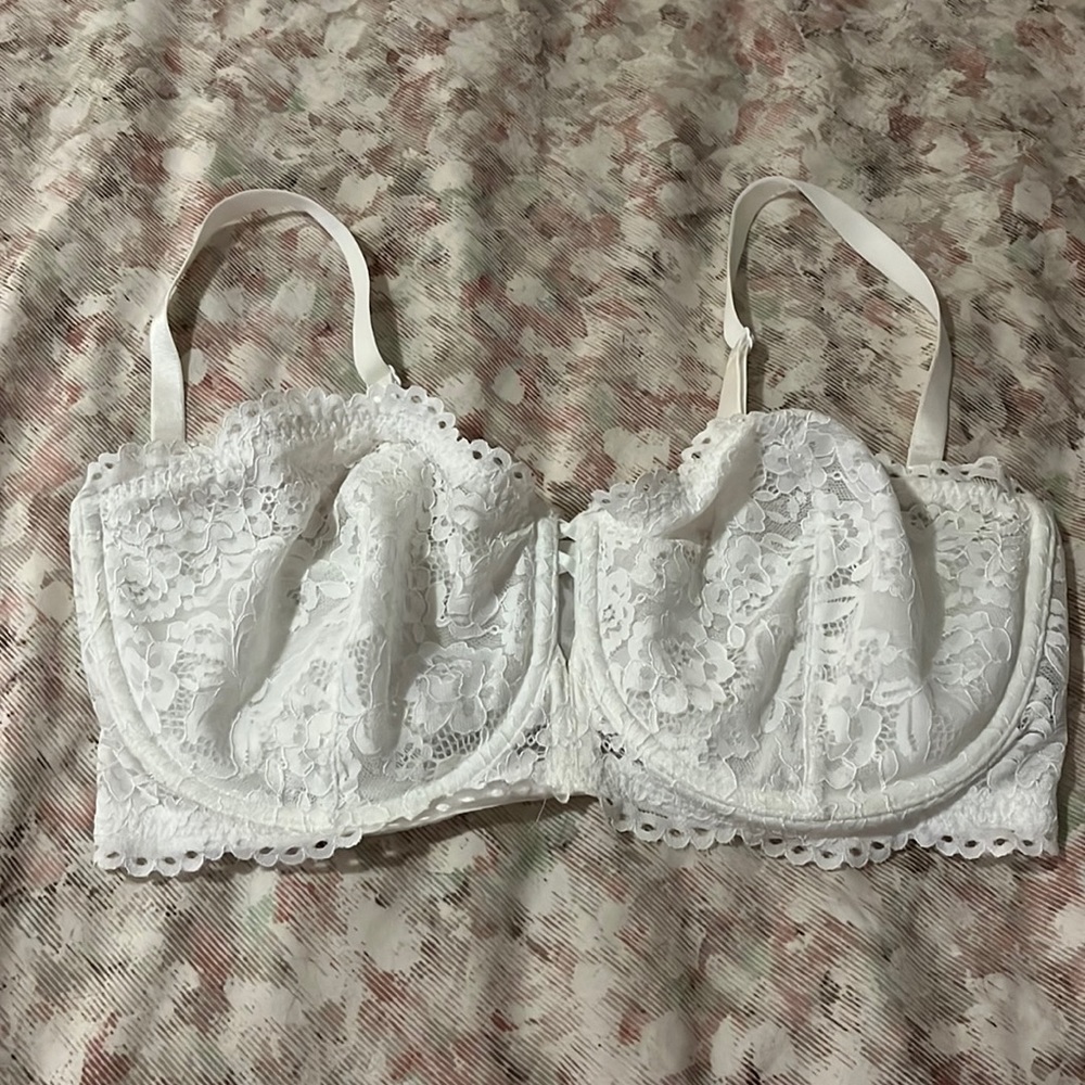 White lace bra with removable straps